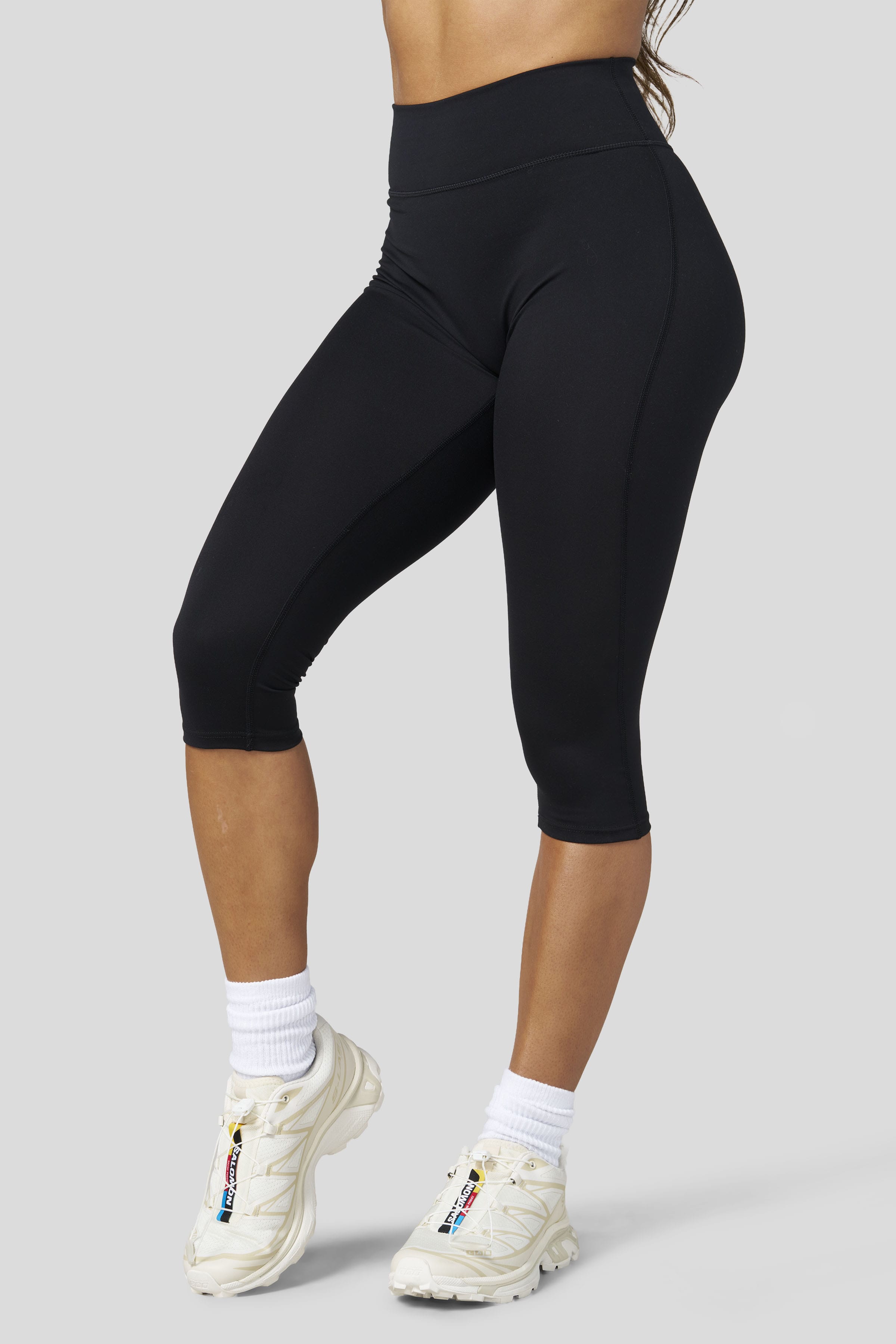 W2316 - Elevate Capri Leggings - Black